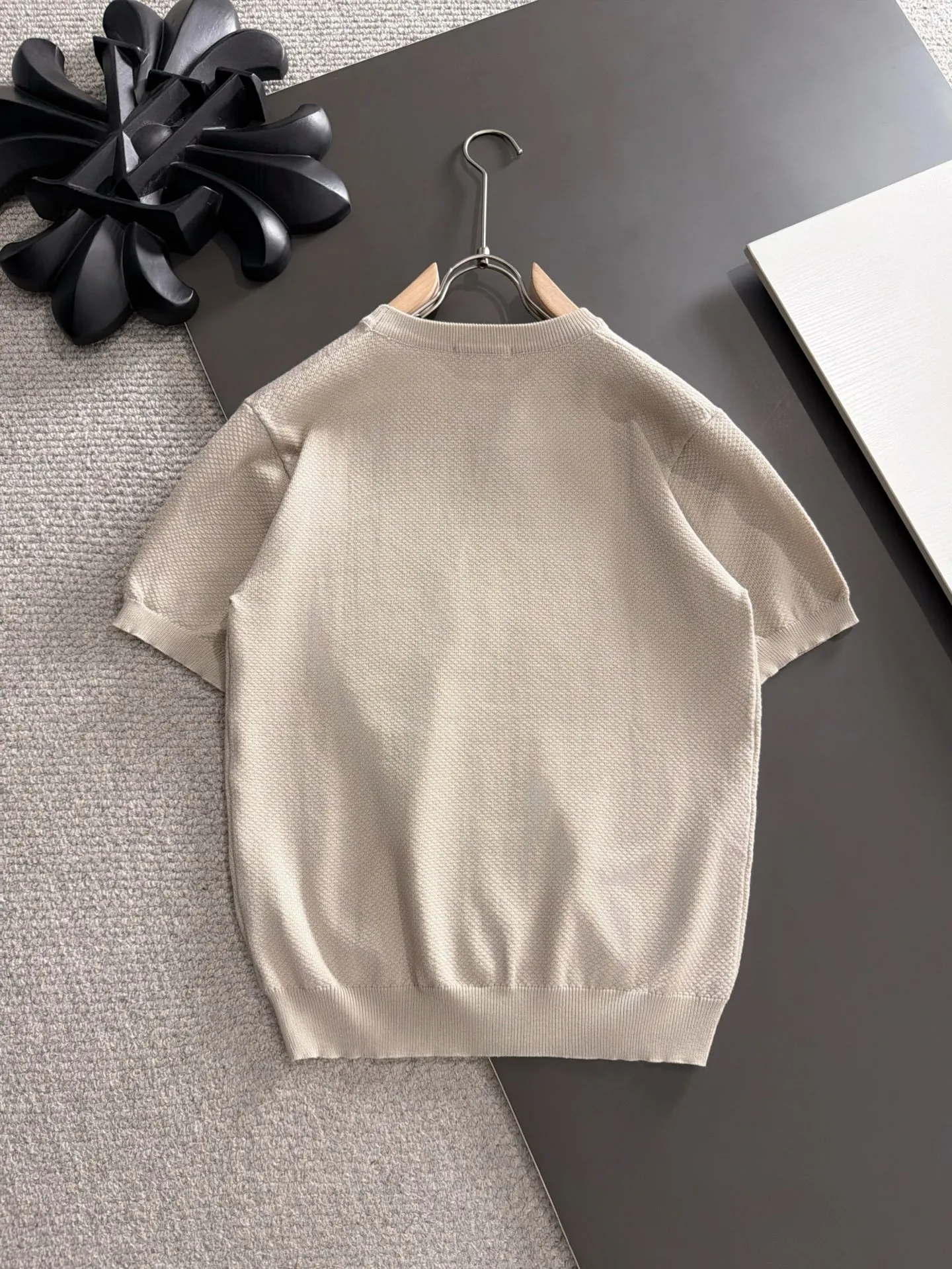 Next day shipment BC high quality-Brunello Cucineli 26ss New Arrival men's short-sleeved T-shirt. Like LP, it belongs to the same old-money style top brand. New Arrival is a top-notch brand. New Arrival Original men's casual short-sleeved. Made of combed cotton yarn knitted cotton-like fabric. Exclusive Premium custom-controlled raw materials. It feels substantial when weighed. The upper body is also more textured than ordinary T-shirts. Fashionable Versatile Hot Sale, skin-friendly and comfortable to wear, premium boutique, exquisite workmanship from Factory, great upper body, essential item for men, complete with three standards Sizes M-3XL